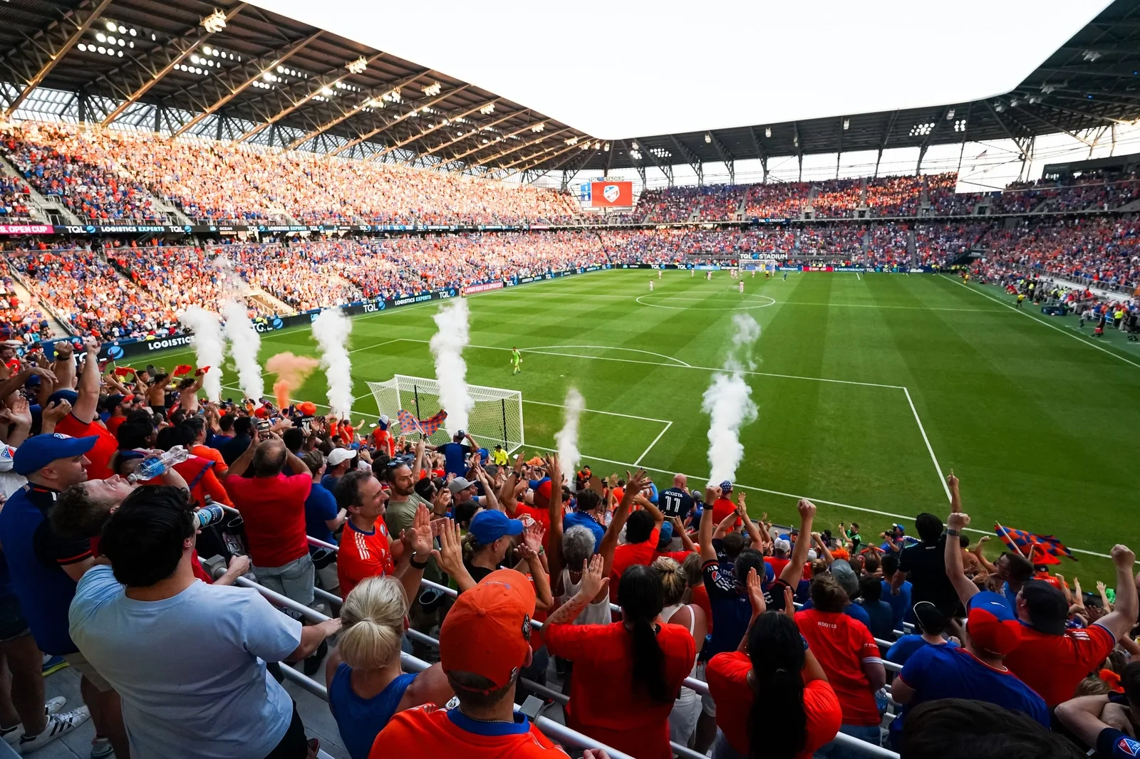 半岛体育合作的大型足球比赛现场直播画面